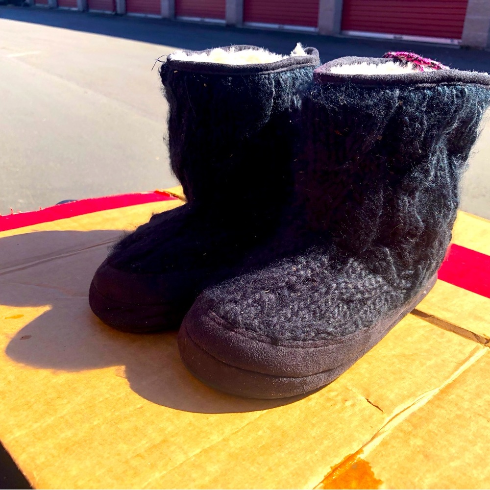 Mad Love Women’s Black Yarn Knit Winter Slippers Boots Size 5/6